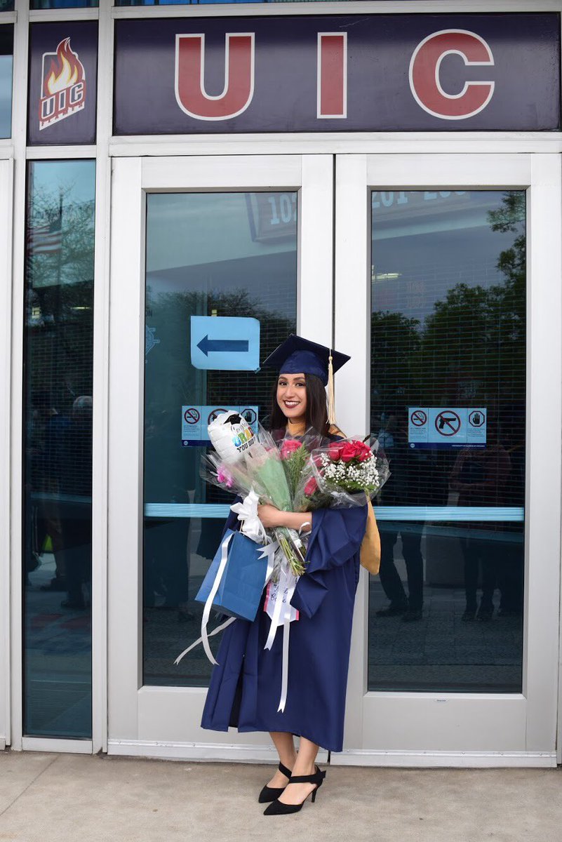 Liz__105's tweet photo. I graduated with my MSW today! #LatinosLogrando #UIC #LatinasGraduate https://t.co/4SjaykcqyE