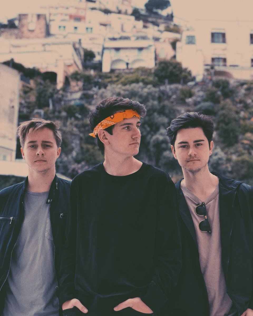 beforeyouexit's tweet image. same poses, different background. positano, italy 🇮🇹