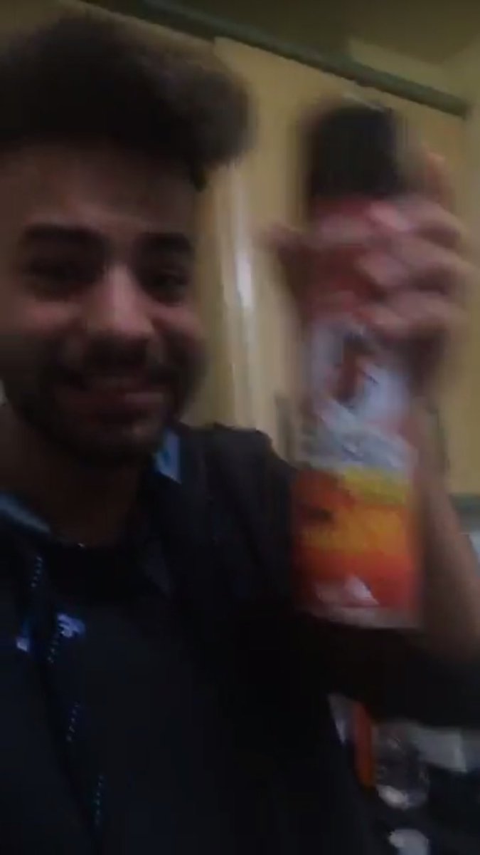 AgoneyMexico's tweet photo. #CucarachaGate @Agoney_ot2017 jajajajaja. https://t.co/apw5DHlUCT