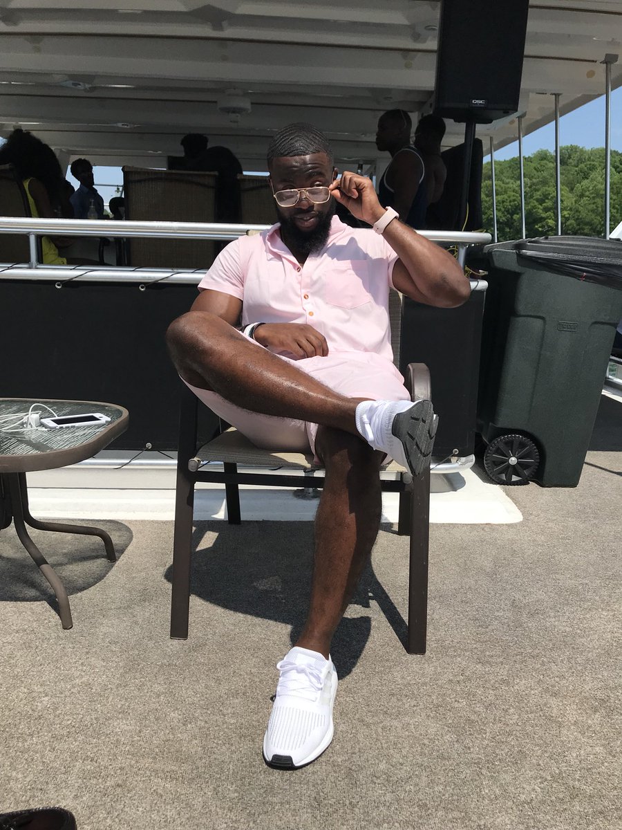 Adonisss_'s tweet photo. Itβs yachting Szn π³ #FineDarkSkinTwitter pt.2 π«π³π¬ #Realmenwearpink #RomphimSzn https://t.co/YQTSE5xkRH