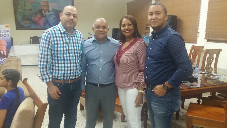 EdmundoTavarez2's tweet photo. El candidato a Director General UASD Recinto SFM Lic JUAN TAVERAS,grupo líderes estudiantiles @LeonelFernandez @radhamesjimenez @BautaRojas https://t.co/5JqS4BTbD8