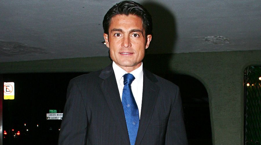 TVyNovelasMex's tweet photo. ¡Ya no lo pueden negar! Captamos a Fernando Colunga con su novia https://t.co/a6hXYoDLZS https://t.co/nis1PxoKPD