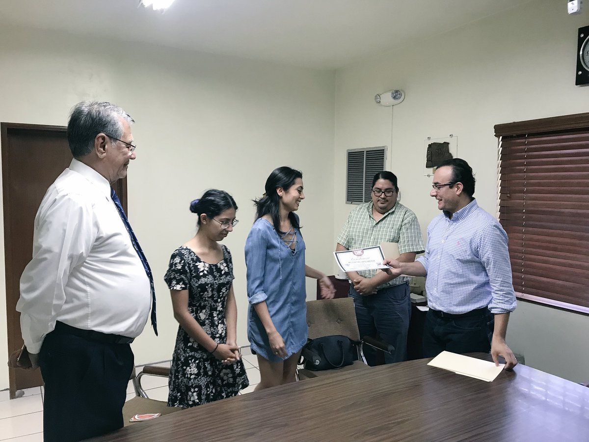 elalbertomedina's tweet photo. .@unikino reconoce a las alumnas de octavo semestre de la Lic. en Periodismo y Comunicación Social y al maestro @HermesDCenicero, por el encuentro entre candidatos a la Alcaldía de Hermosillo. Un esfuerzo académico que demostró la capacidad de los estudiantes. ¡Felicidades! https://t.co/cR1gPEaGTv