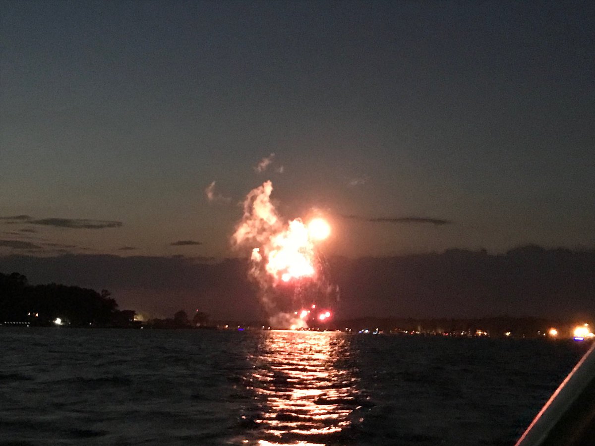 RogerBannon's tweet photo. Fireworks have begun! #lakegreenwood #bringitsummer https://t.co/Qn5Do8YjQI
