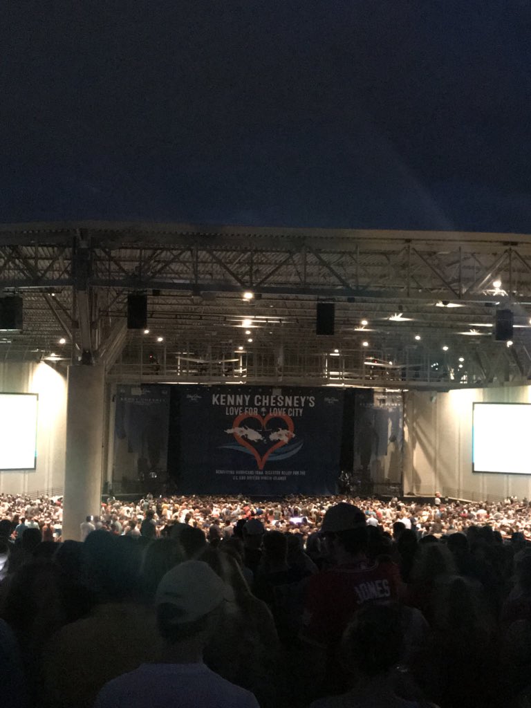 chaser327's tweet photo. First shed show of the tour. #TripAroundTheSunTour #noshoesnation #charlotte #bluechairbay https://t.co/gALTvrOBLp