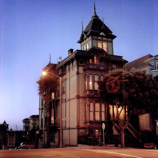 The weekend is here and we just reached 1700 followers! Thank you+weekends 🙏🏽 This shimmering magic hour portrait @westerfeldhousesf comes courtesy of Michael Rauner and Erik Davis's illuminating book "The Visionary State: A Journey Through Californi… ift.tt/2rGL51M
