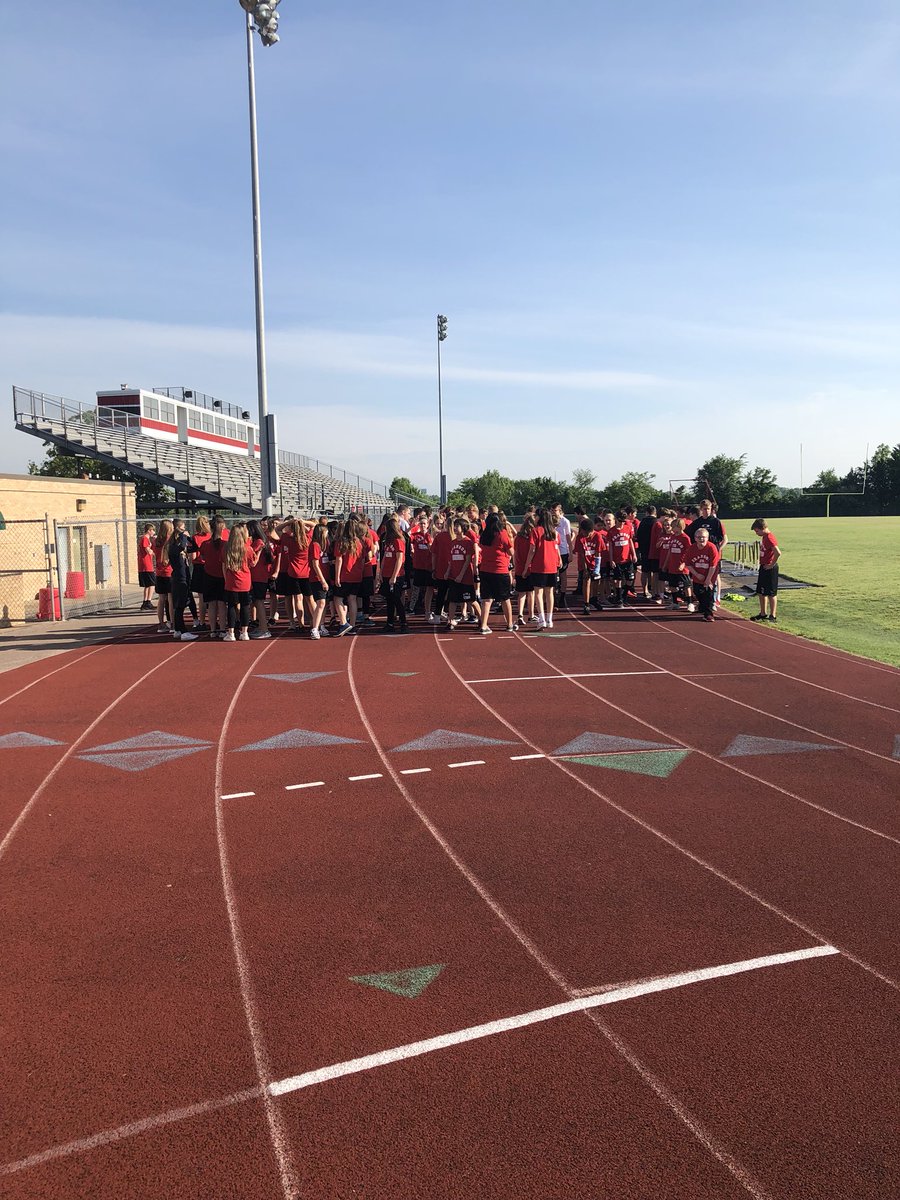 BransonJHklott's tweet photo. Friday Fun Run! #PE #exercise @BransonJH https://t.co/6CeaKgXTlX