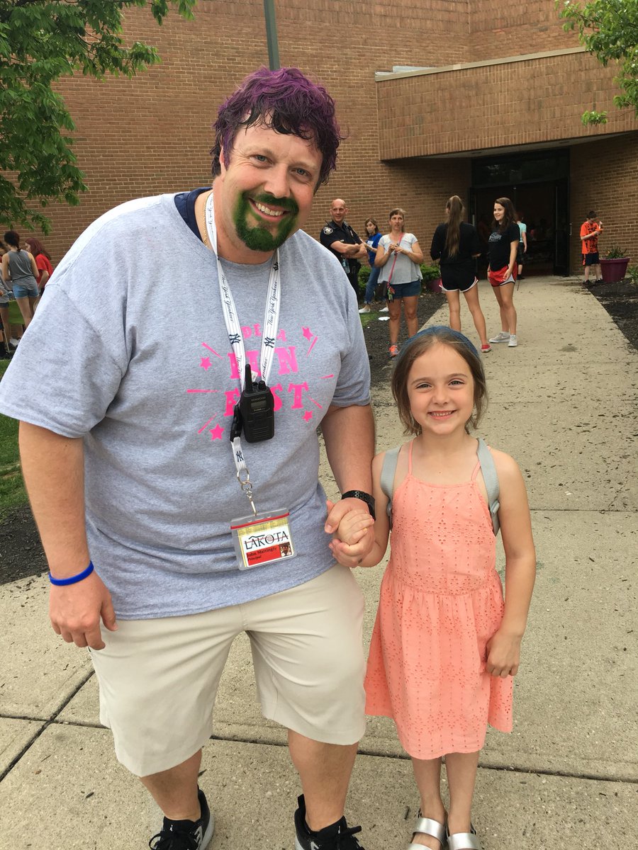 samatti2010's tweet photo. Having fun with Daddy at his school’s carnival!! #WEareLakota @AdenaElementary https://t.co/kogRFzGclg