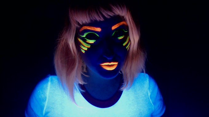 What's thisss? A black light show? Hell yes! Happy Friday, friends! :D  https://t.co/mp8SXniXfZ https://t