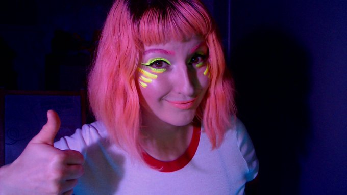 What's thisss? A black light show? Hell yes! Happy Friday, friends! :D  https://t.co/mp8SXniXfZ https://t
