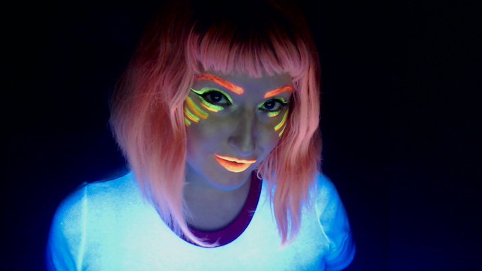 What's thisss? A black light show? Hell yes! Happy Friday, friends! :D  https://t.co/mp8SXniXfZ https://t