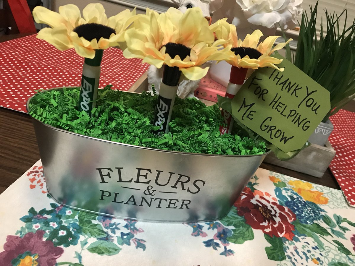 KelliK326's tweet photo. Thankful that my Ava has had some of the best teachers out there! The last gift of the week for Mrs. Pineda.🌻👩🏻‍🏫❤️ @jpb_coyotes_BES #thanksforhelpingmegrow #TeacherAppreciation2018 #TheButlerExperience #jpbcoyotes #TeamSISD https://t.co/qAhdapfCIp