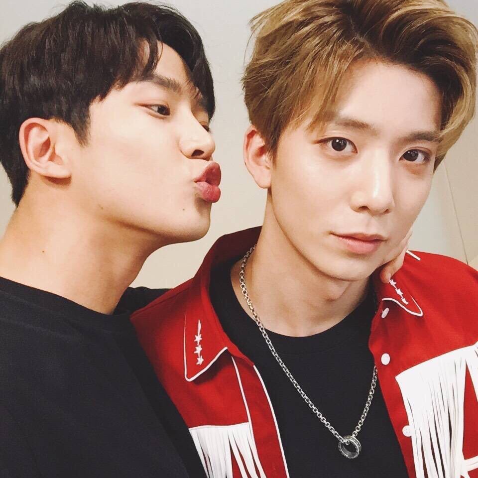 SF9_BRASIL's tweet photo. [TRAD] 11/05/18 | Atualização no Twitter com Hwiyoung e Rowoon 🔝🐭 (@SF9official) #HappyHWIYOUNGDay
"Para Rowoon o Hwiyoung é uma criança muito madura #CuideDaSuaSaúde #MeAme #PareComSuaBeleza>.<" https://t.co/tOc49QHc19