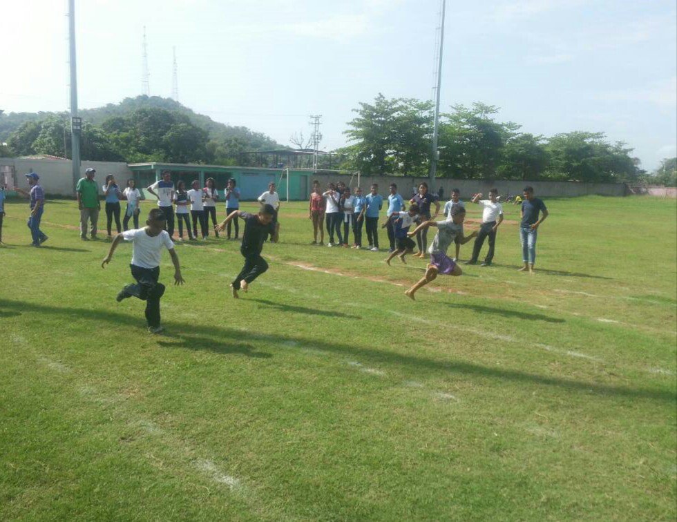 Continuamos masificando el deporte en las comunidades, realizamos competencia de velocidad en el estadio José Ojeda, municipio Girardot #BatallonBCM #MasificacionDeportiva