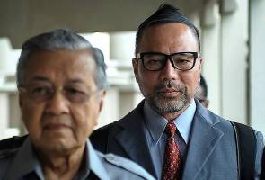 SyedAkramin's tweet photo. Dato' Seri Khairuddin adalah whistler blower 1MDB. Sedang orang lain masih takut bersuara, dia dah keliling dunia buat report polis. Dia adalah hulubalang Tun M, setianya ibarat Hang Tuah kepada Sultan Melaka. Semoga DS Khairuddin diberi penghormatan atas usahanya. https://t.co/RqfeEjMD7W