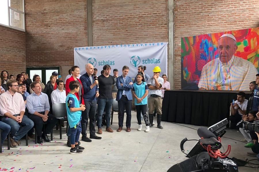 LANACION's tweet photo. El papa Francisco inauguró por videoconferencia una sede de Scholas Occurrentes en el Barrio 31: "No se dejen robar la esperanza" https://t.co/jIeSMP3FiE https://t.co/afQgDR9D3v