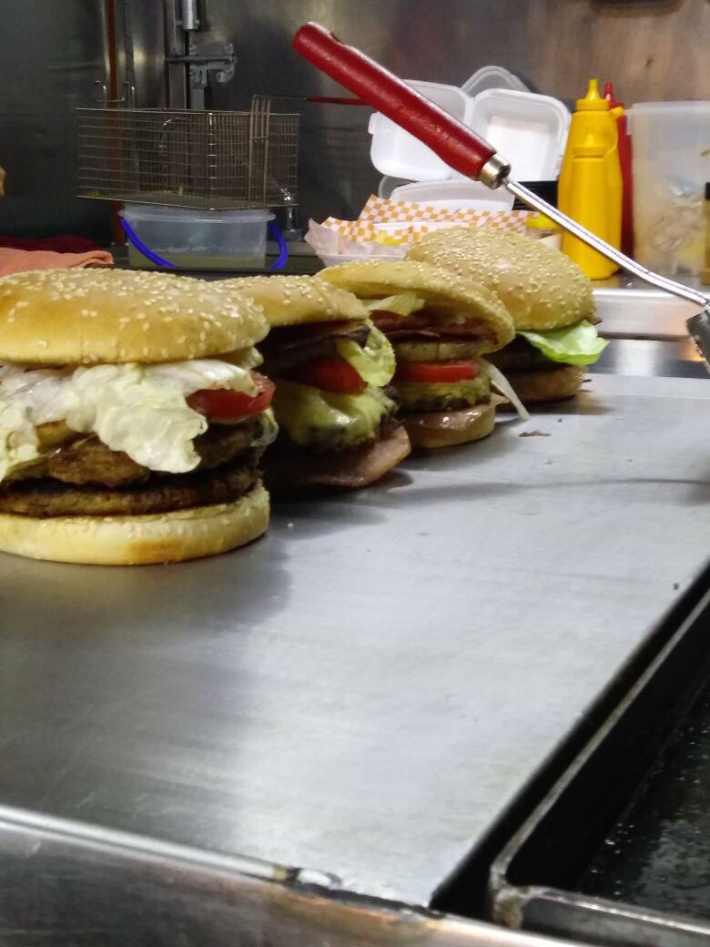 ElCamaleon2018's tweet photo. Pensamos en grande en @ElCamaleon2018 
Visítanos de Jueves a Domingo de 7:00 a 11:00pm. 
#hamburguesa #foodtruck #cdmx #azcapotzalco https://t.co/JjrThxsVdv