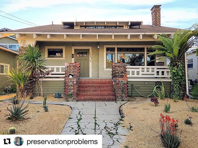 Oldhouselove_'s tweet photo. TGIF old house lovers!! Sleek and sexy bungalow from @preservationproblems 💃🏽
・・・
#bungaloverload #whileiwasrunning #historicbuildings #historicpreservation #architecture #americanhouses #archi_ologie #oldhouselove https://t.co/AuJelCUeZA https://t.co/FBNcOp0oV4