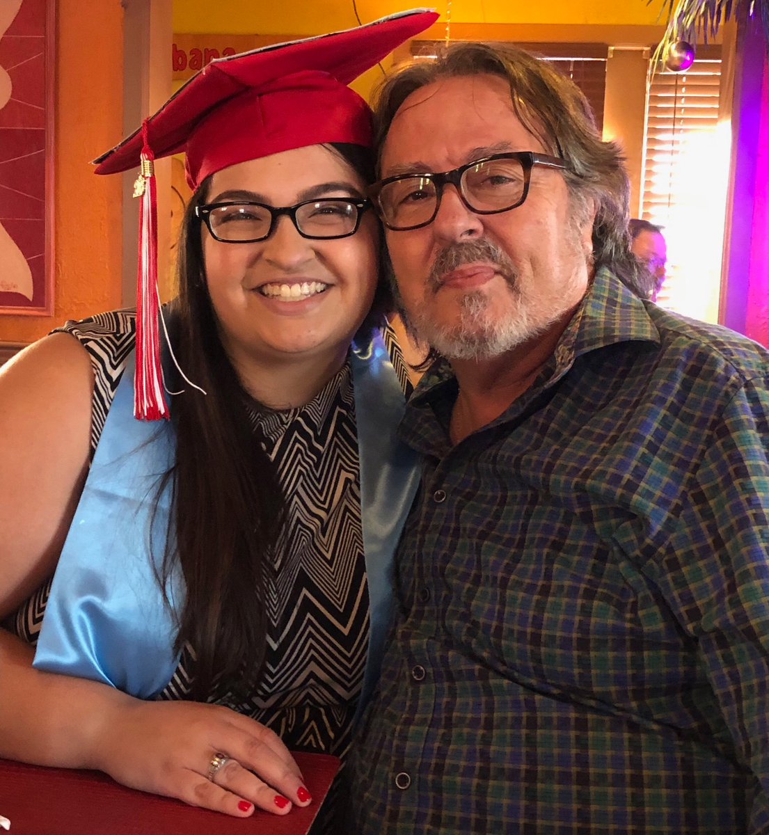 Mi hija Laura se graduó hoy! Feliz y orgulloso de todo lo que logra.