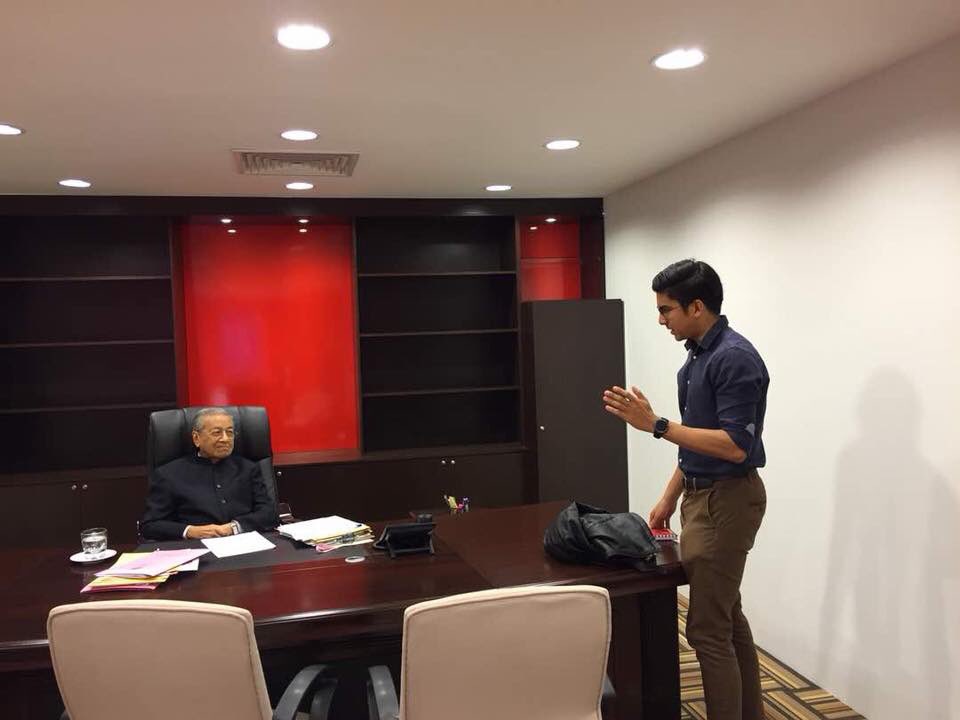 asrulmm's tweet photo. Aku rasa penjawat awam yang belum pernah bekerja waktu zaman Tun Mahathir jadi PM ke 4 akan alami kejutan budaya https://t.co/9pfQ9Xfl1d