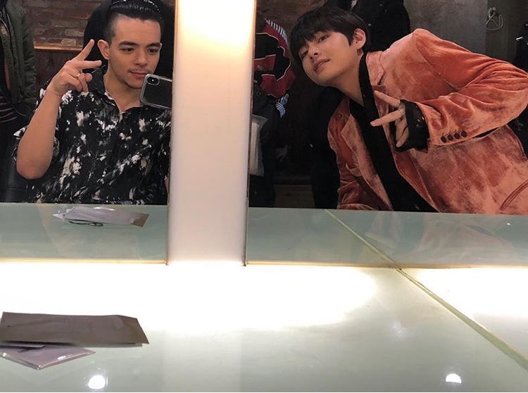 taehyungpic's tweet photo. [INSTA] Kevin Van Nguyen uploaded a 📷with @BTS_twt #V

“A very cool moment during #Singularity MV shoot! Much love to this hardworking artist,KIM #TAEHYUNG !It was an honor to dance for ya bro!More photos coming soon! Stay tuned.✌🏼✌🏼😎”

🔗 https://t.co/jenLX3ao0t

#뷔 #태형 https://t.co/CjjQaWdLh6