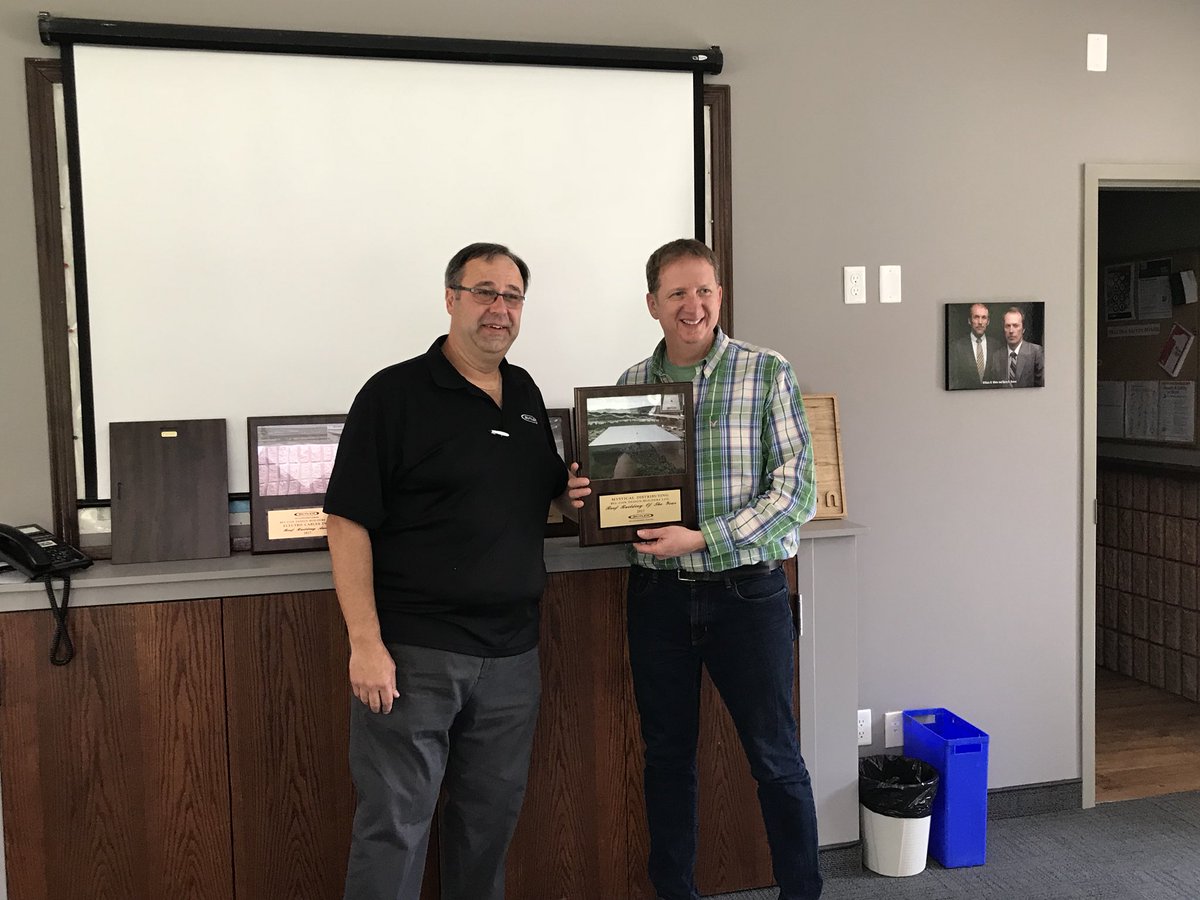 Richard32119487's tweet image. Celebrating Sales awards with our Butler Builder @BelConBuilds