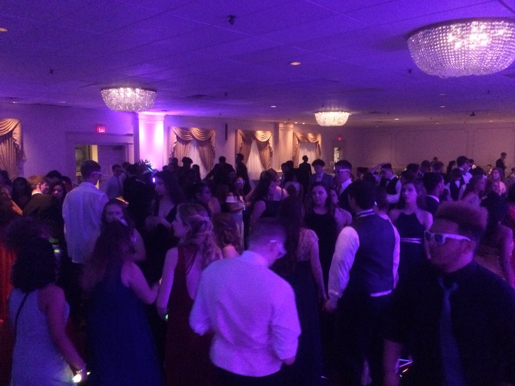ThomasACampbell's tweet photo. Juniors having a great time at “Enchanted Garden” prom! #classy https://t.co/dV40DOgDNf