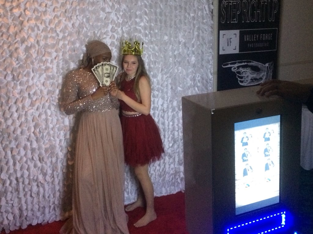ThomasACampbell's tweet photo. Juniors having a great time at “Enchanted Garden” prom! #classy https://t.co/dV40DOgDNf