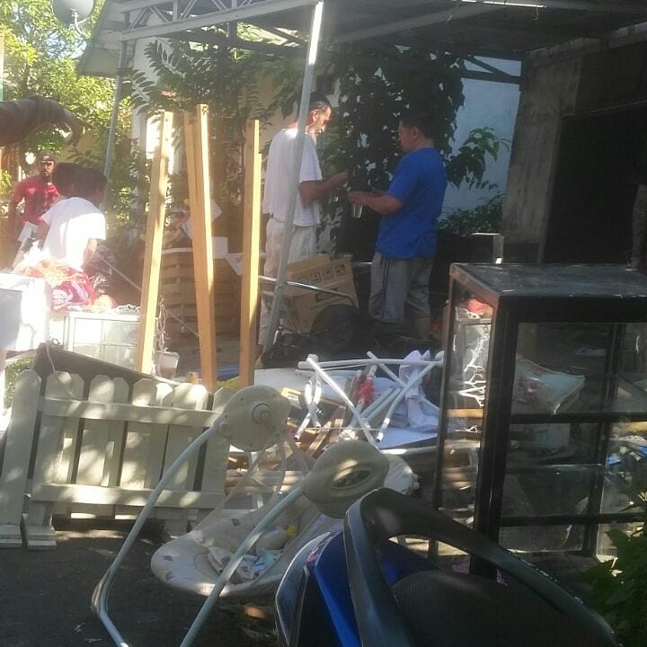 Anggota Polsek Banjarmasin Timur Mendatangi TKP Rumah Roboh di Jl.Pramuka Komputer.Griya Hamparan setelah mndpt Info dri Rekan2 Relawan Melalui Medsos,Tujuannya Adlh untk Membantu Korban dan Memastikan Tdk ada Korban dalam Musibah ini.

#KamiBersamaPOLRI
#HumasPoldaKalsel