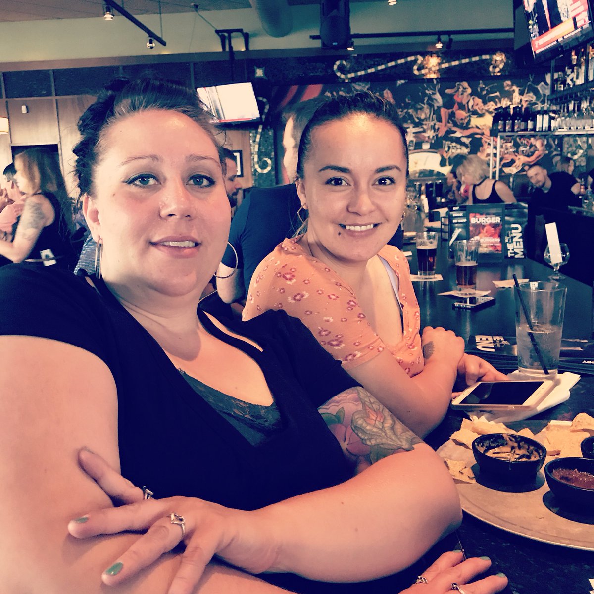 CarolineHensman's tweet photo. Out with my favorite ladies. #tgif #denver #drinks https://t.co/XRC6SvefTe