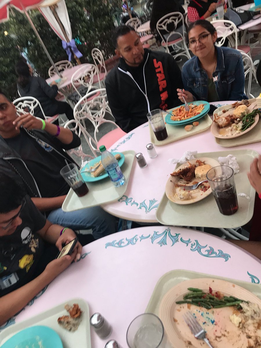 musicguydude's tweet photo. Food with band members #hawthorneband #gradnight #TheLastTrip https://t.co/ObBykRXXnx