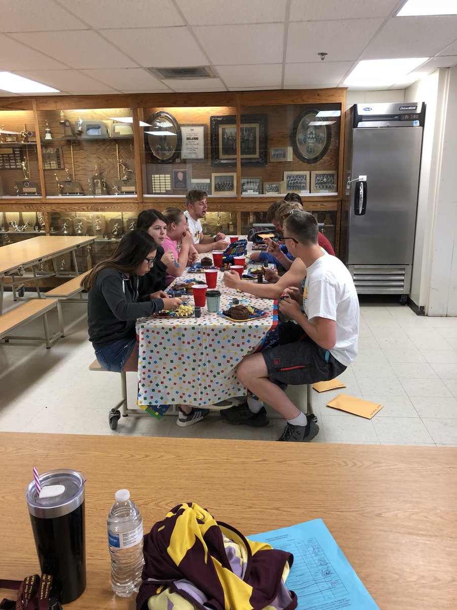 spsjetpride's tweet photo. Seniors Last Day! They got to enjoy breakfast cooked by the staff and then imparted loads of wisdom on next years 7th graders. They also took care of #Locker38. #JetPride https://t.co/0WyJN1ApaL