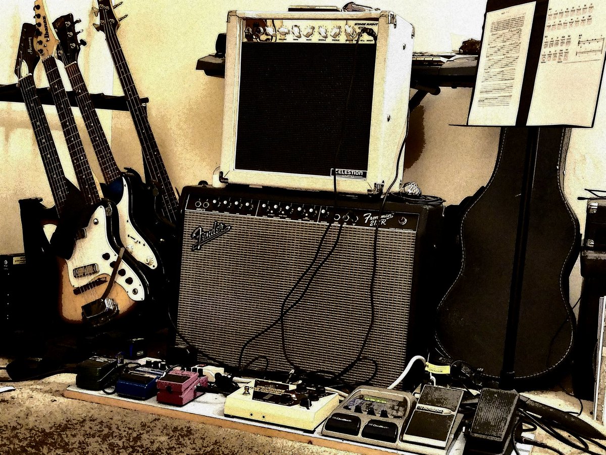 Caitthegreat100's tweet photo. All I need is an acoustic and I'll be happy. For now. Maybe. https://t.co/7qD1fboPTK
