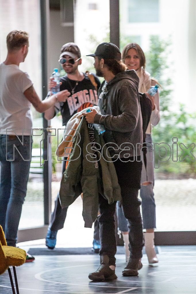 DcA1tcPWAAAfe-U.jpg (682Ã1023)