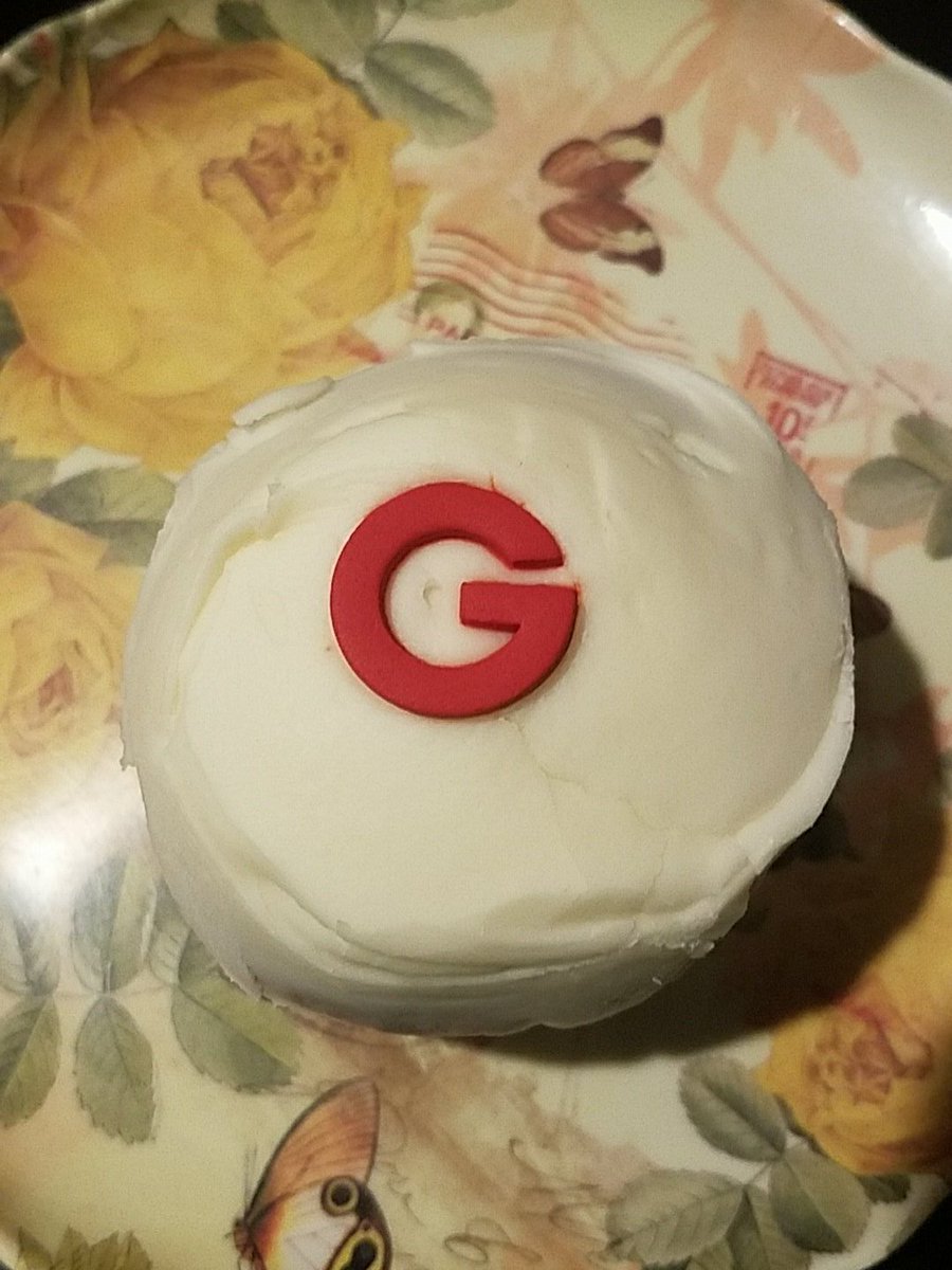 TVDeeva's tweet photo. I survived the #DaytimeEmmys - where there was little sustenance for my kind. #grateful for my choc protein shake... and coming home to this #glutenfree cupcake from @WriteGirlLA #Lightscamerawritegirl ♡ Thanks @sprinkles ♡ #midnightsnack #dinner #allergies https://t.co/nrFnubpWgL
