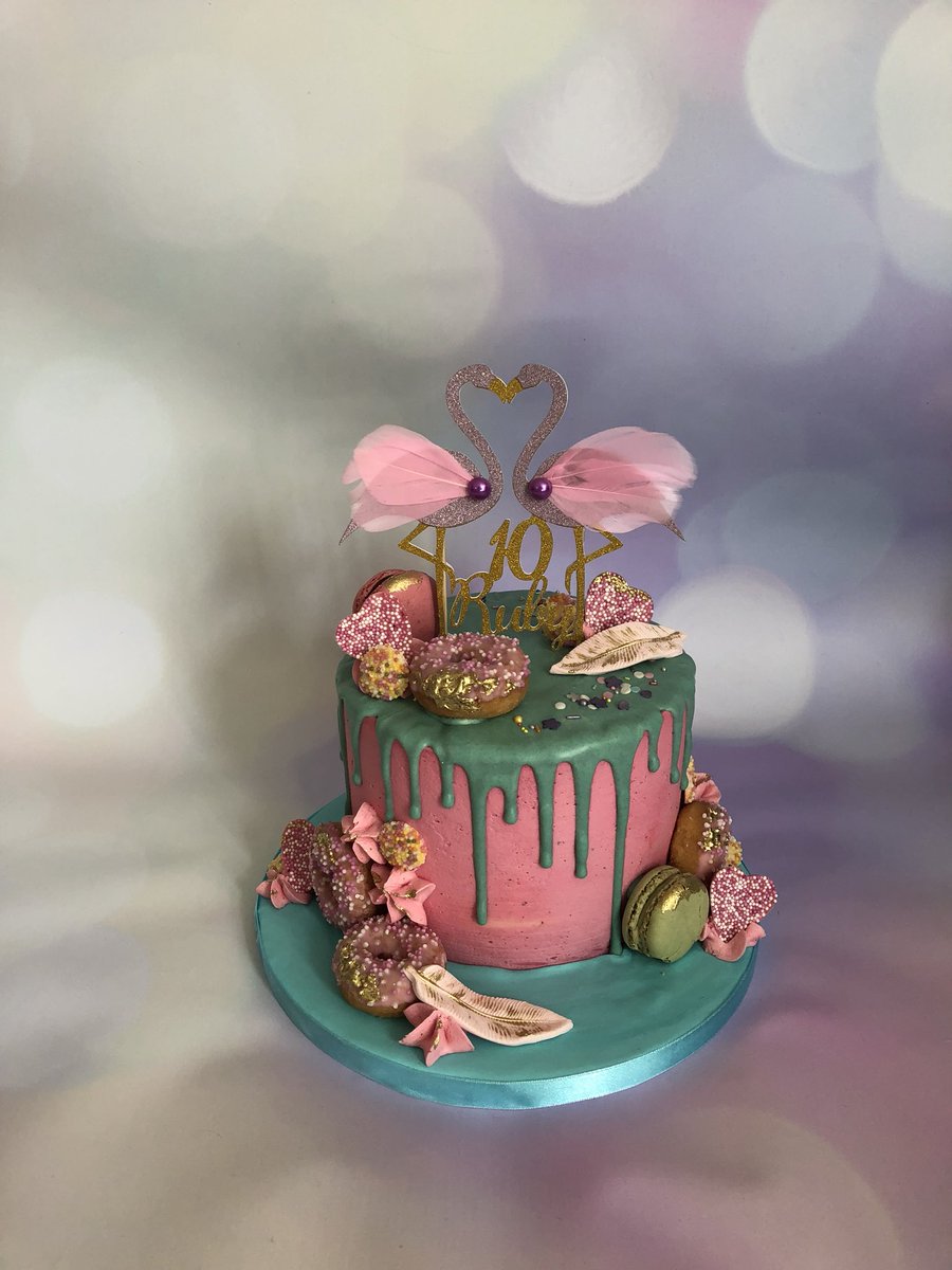 #flamingo #dripcake #pinkandturquoise #flamingocake #doughnuts #macarons #10thbirthdaycake #girlcake #essexcakedecorator #ss17cake #stanfordlehope #easttilbury #corringhamcakes #sugarpaste #saracinosugarpaste #massaticino #sweetsliceofitaly