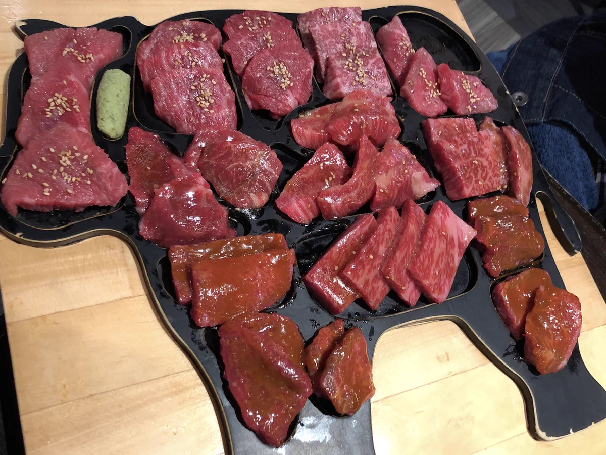 食べる楽しみが増える？盛られている部分が牛の各部位になぞらえてある牛型の盛り皿！
