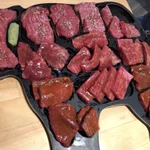 食べる楽しみが増える？盛られている部分が牛の各部位になぞらえてある牛型の盛り皿!
