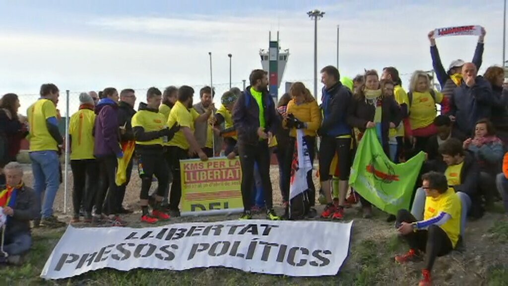 raulromeva's tweet photo. Raül: "Som en una cursa de fons, ara és quan l’actitud i la resistència són més importants que mai. Córrer per la llibertat és una magnífica manera de demostrar-ho. Moltes gràcies per venir fins a Estremera, us sentim a prop!” https://t.co/yE4zxnzhIL