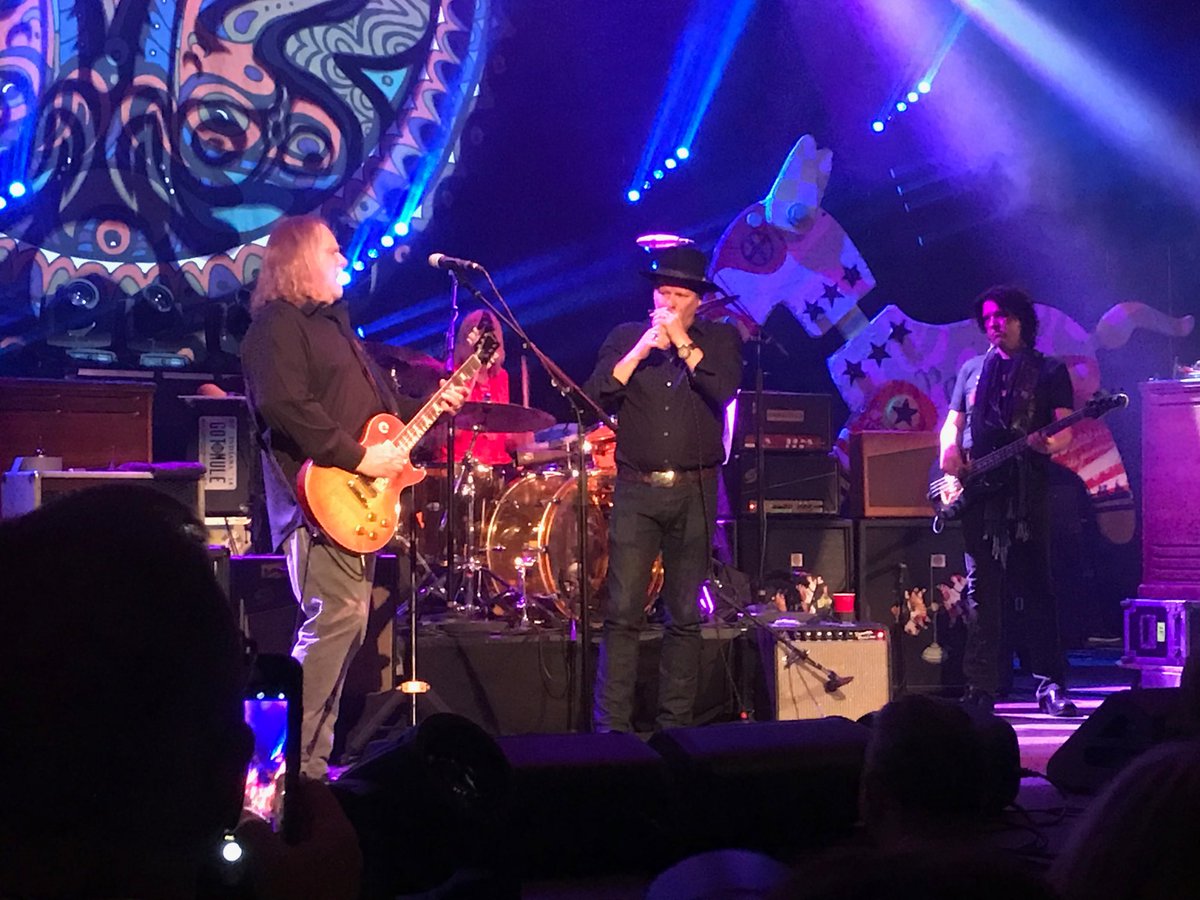 zmanFOB's tweet image. Warren with some help from Danny Clinch On Schoolgirl!!!