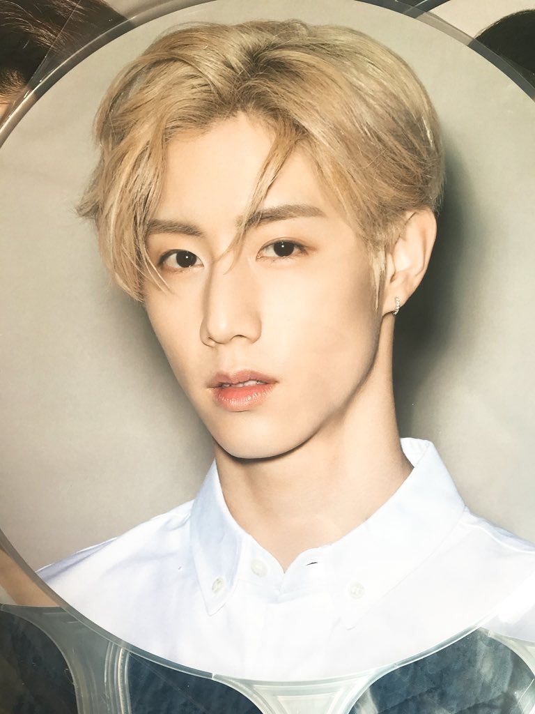 praewadio's tweet photo. พี่จะหล่อแบบนี้ทุกรูปไม่ได้นะ เราใจสั่นหมดแล้วววว😳😳😳 https://t.co/km7fvZ85ps