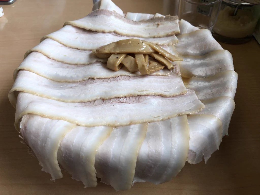 青森県にあるラーメン最強かよwチャーシューの暴力かと思うほどチャーシューの乗った幸せラーメン