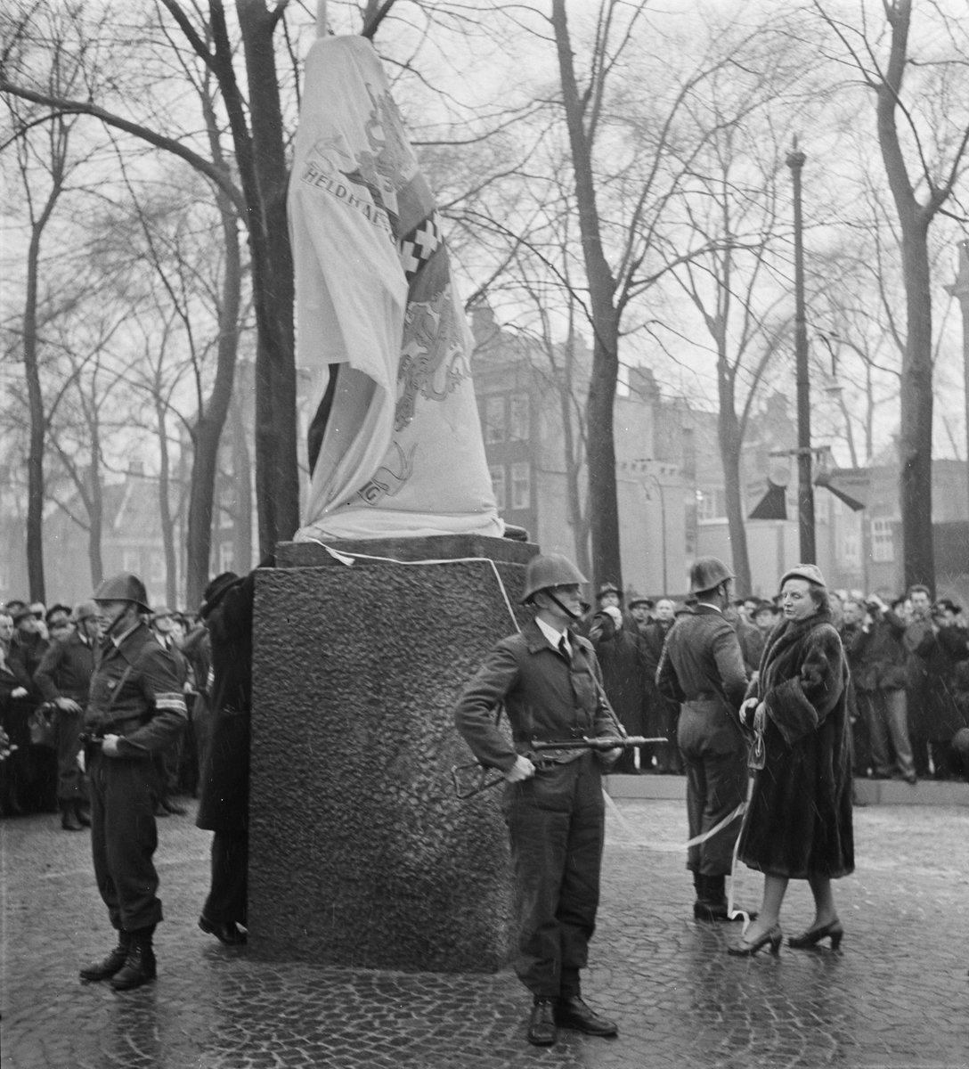 NLinChina's tweet photo. Today, we start in 1951 with the sculpture of the Dockworker by artist Mari Andriessen. He was asked to create a sculpture commemorating the #FebruaryStrike. The courageous dockworker serves as a symbol for all the men and women who participated in the strike. #passonfreedom https://t.co/sPLUTN9HVY