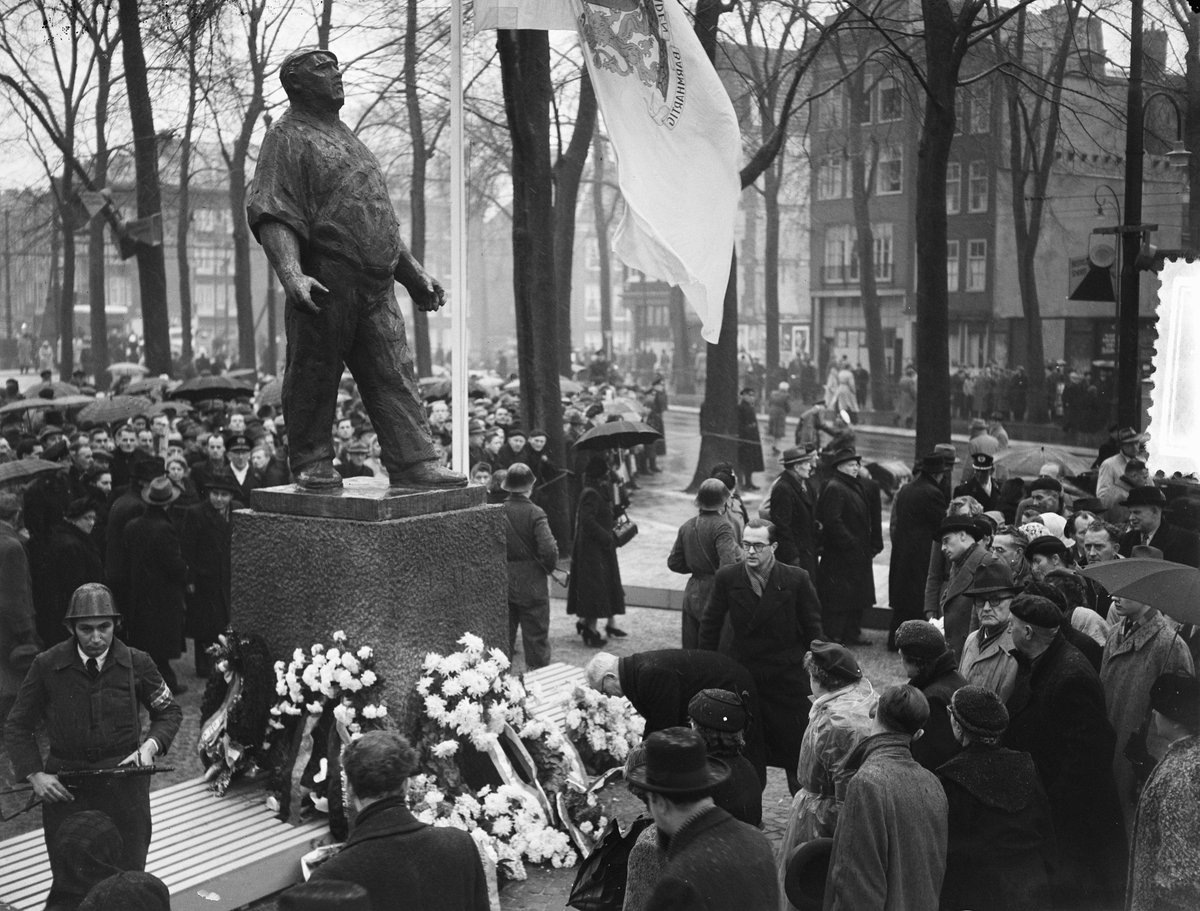 NLinChina's tweet photo. Today, we start in 1951 with the sculpture of the Dockworker by artist Mari Andriessen. He was asked to create a sculpture commemorating the #FebruaryStrike. The courageous dockworker serves as a symbol for all the men and women who participated in the strike. #passonfreedom https://t.co/sPLUTN9HVY