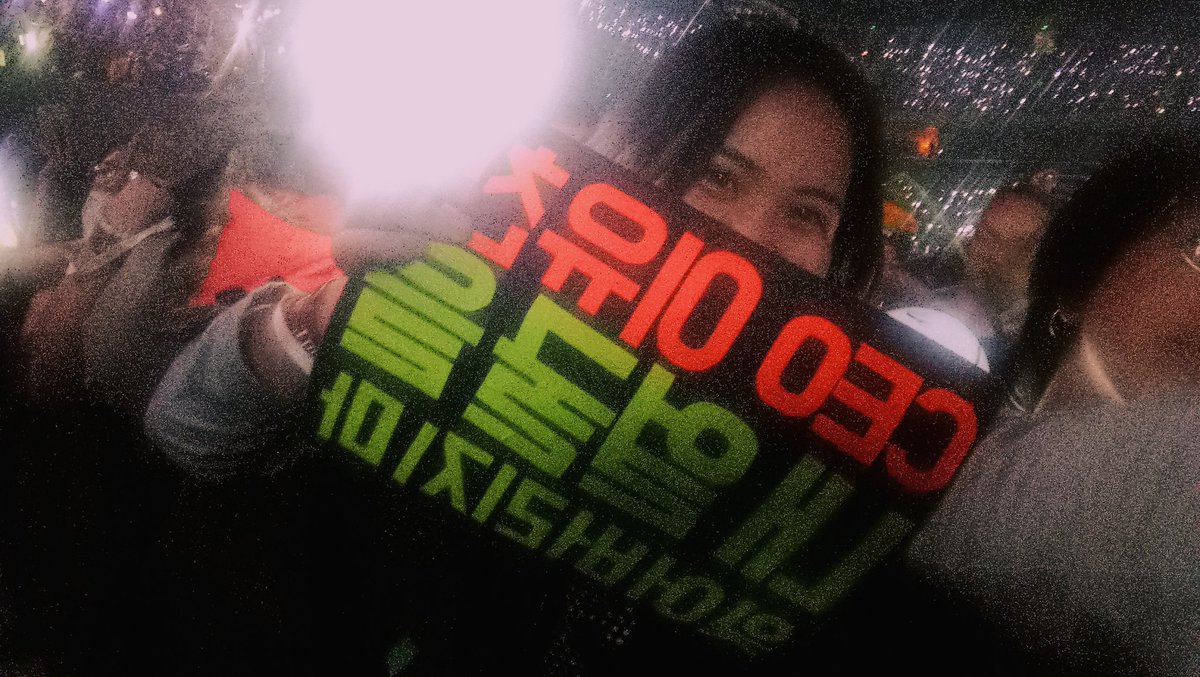 tokkimyeons's tweet photo. Suho pointed and smiled at me after reading my banner which says "CEO Lee Yoochan, don't forget my face" since his character in Rich Man can't recognize faces. He then closed his eyes like he's saying "I will" NSHSSHJSHSHS ilysm junmyeon😭💕 #ElyXiOnInManila https://t.co/3VaN71v3Kv