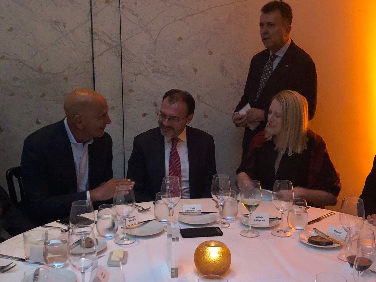 SRE_mx's tweet photo. El Canciller @LVidegaray participa en una cena con más de 100 representantes y directores de empresa participantes en la Conferencia Global del Instituto Milken. #MIGlobal https://t.co/6f3z1GM6KW
