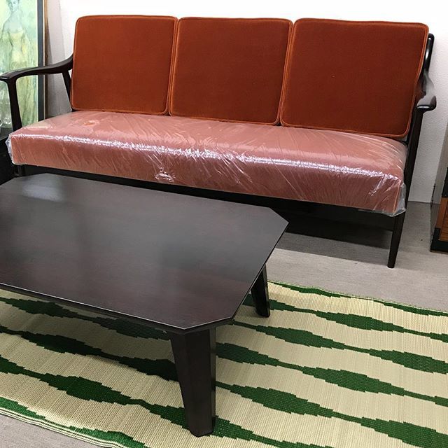 花森家具 三宅松三郎商店さんの倉敷花むしろ 大うねりのデザインです ラグとしてソファ前にも使えます さすがに松本民芸家具との相性はピッタリです 松本民芸家具 民藝 三宅松三郎商店 花むしろ 花筵 花森家具 丸東工芸舎 静岡 沼津 浜松