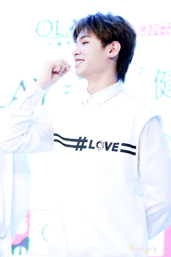 PALPITATEinAPR's tweet photo. 🍃

#저스틴 #Justin #黄明昊 https://t.co/C5k5ws2KHZ