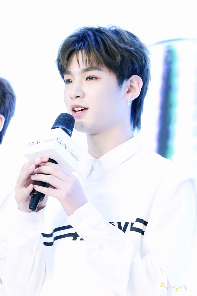 PALPITATEinAPR's tweet photo. 🍃

#저스틴 #Justin #黄明昊 https://t.co/HsJX9btTyY