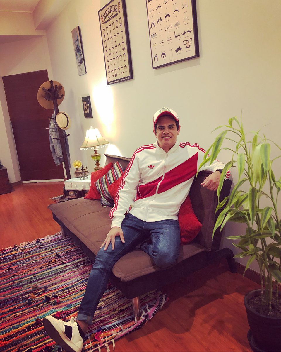 Lucianovargaslo's tweet photo. Y hasta acá el finde 😎
#cerrandoelfinde #bueniniciodesemana #buenavibra🍀 #myhome @adidasoriginals https://t.co/kK6p8aJq2l